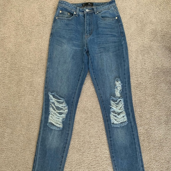 Missguided Riot High Rise Mom Jeans - Picture 3 of 8